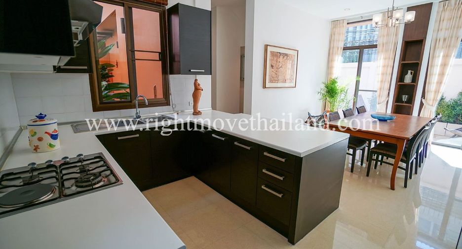 For rent 3 bedrooms townhouse in Khlong Toei, Bangkok