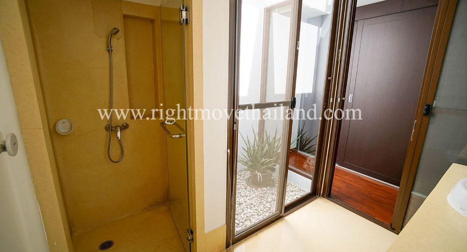 For rent 3 bedrooms townhouse in Khlong Toei, Bangkok