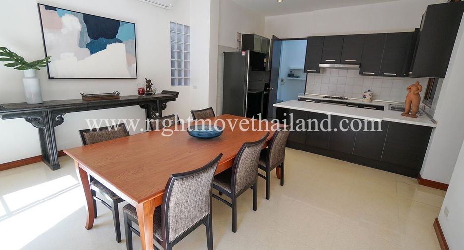 For rent 3 bedrooms townhouse in Khlong Toei, Bangkok