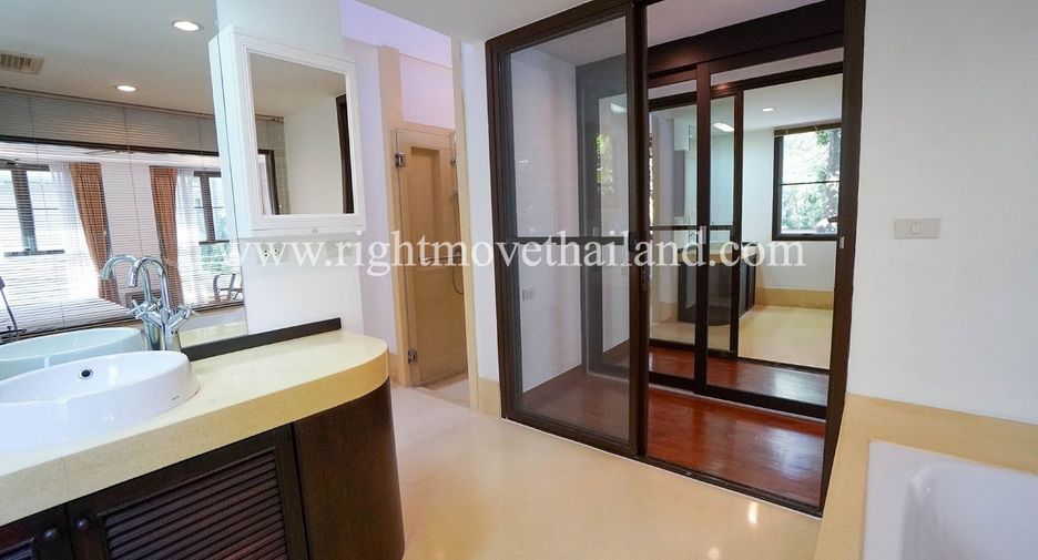 For rent 3 bedrooms townhouse in Khlong Toei, Bangkok