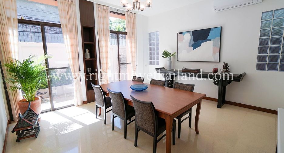 For rent 3 bedrooms townhouse in Khlong Toei, Bangkok