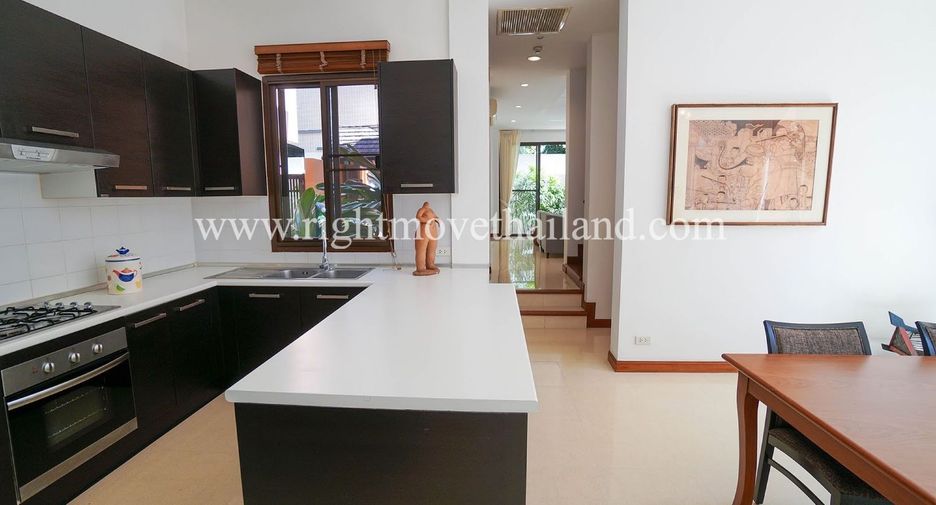 For rent 3 bedrooms townhouse in Khlong Toei, Bangkok
