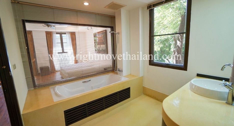 For rent 3 bedrooms townhouse in Khlong Toei, Bangkok