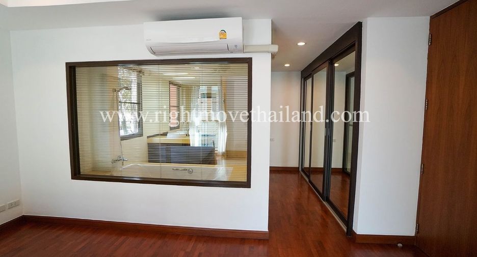 For rent 3 bedrooms townhouse in Khlong Toei, Bangkok