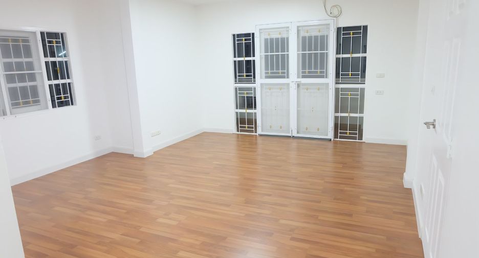 For sale 4 bedrooms house in Thanyaburi, Pathum Thani