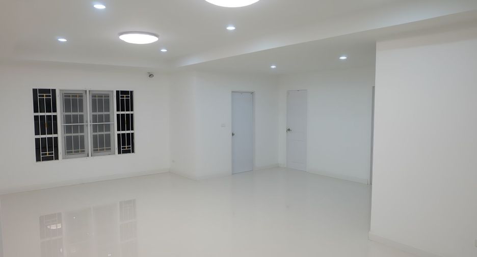 For sale 4 bedrooms house in Thanyaburi, Pathum Thani