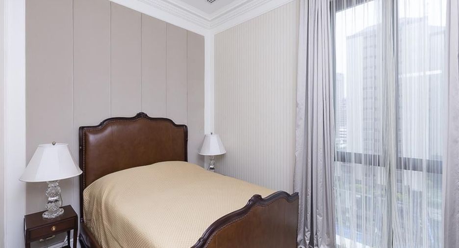 For rent 2 bedrooms condo in Pathum Wan, Bangkok