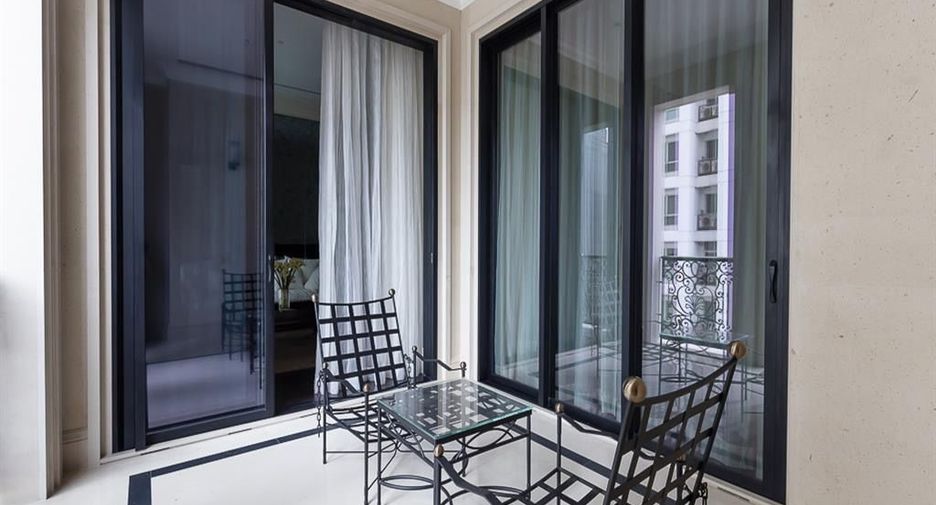 For rent 2 bedrooms condo in Pathum Wan, Bangkok