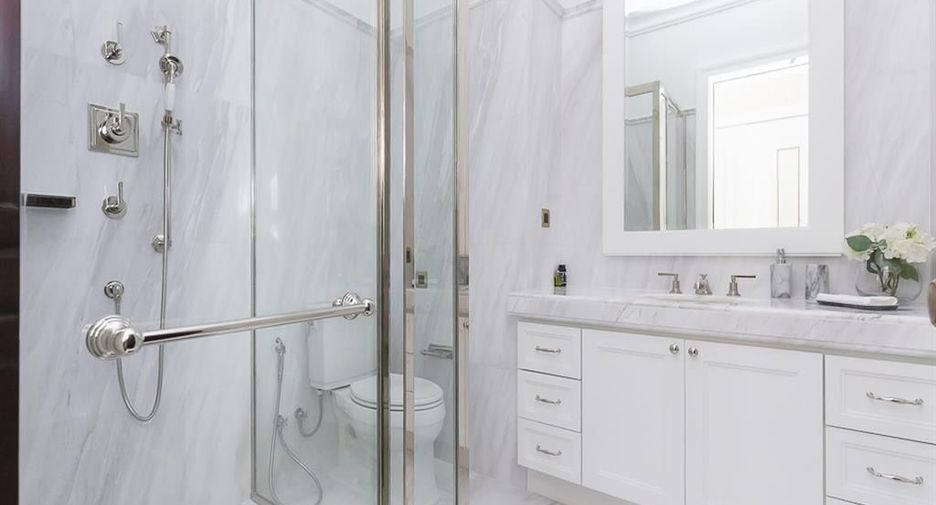 For rent 2 bedrooms condo in Pathum Wan, Bangkok