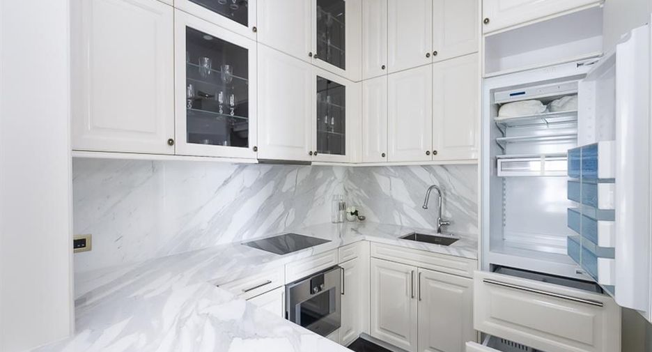For rent 2 bedrooms condo in Pathum Wan, Bangkok