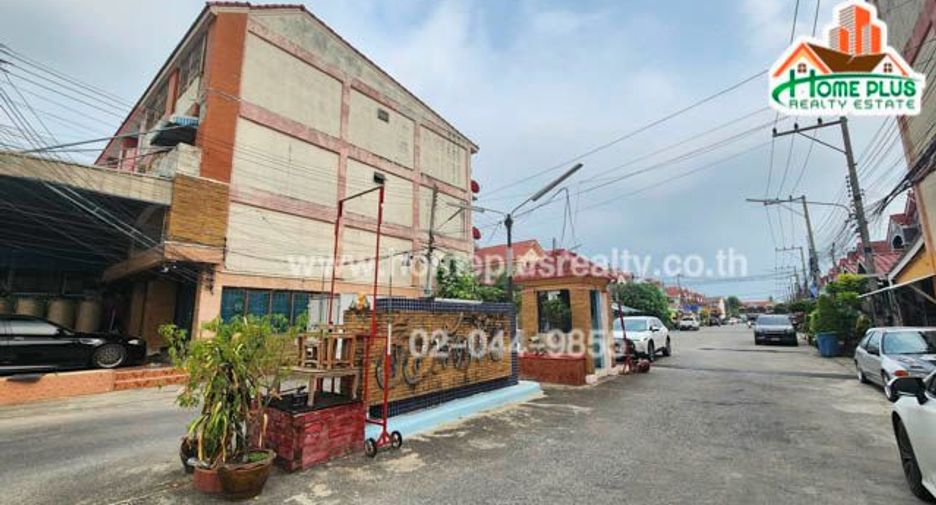 For sale 5 Beds townhouse in Sam Phran, Nakhon Pathom
