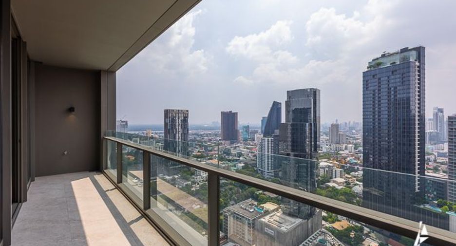 For sale 3 ベッドルーム condo in Khlong Toei, Bangkok