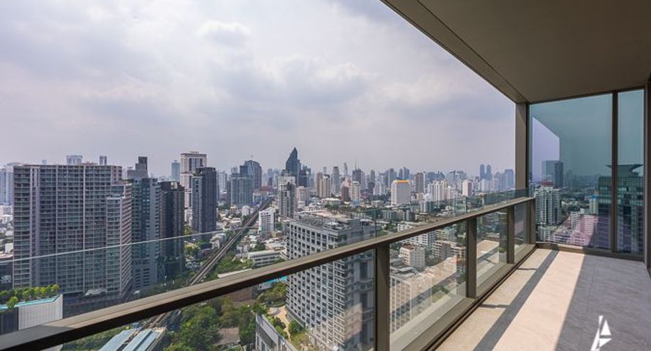 For sale 3 ベッドルーム condo in Khlong Toei, Bangkok