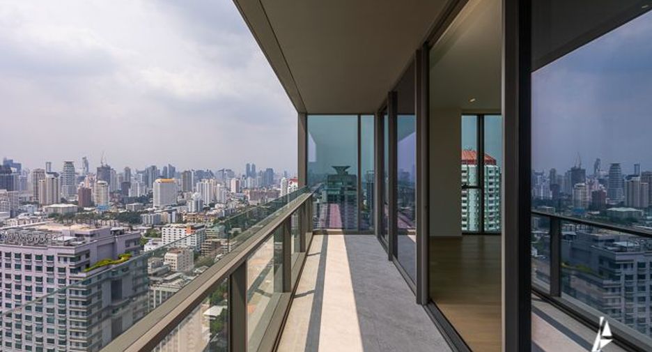 For sale 3 ベッドルーム condo in Khlong Toei, Bangkok
