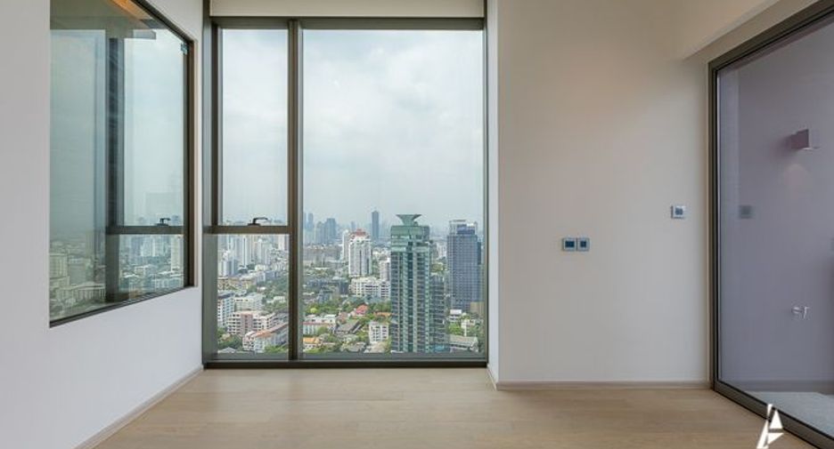 For sale 3 ベッドルーム condo in Khlong Toei, Bangkok