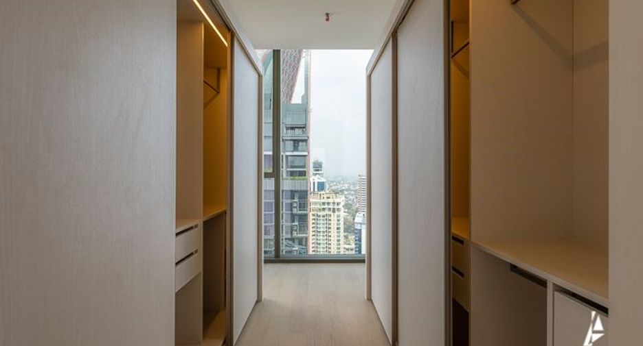 For sale 3 ベッドルーム condo in Khlong Toei, Bangkok