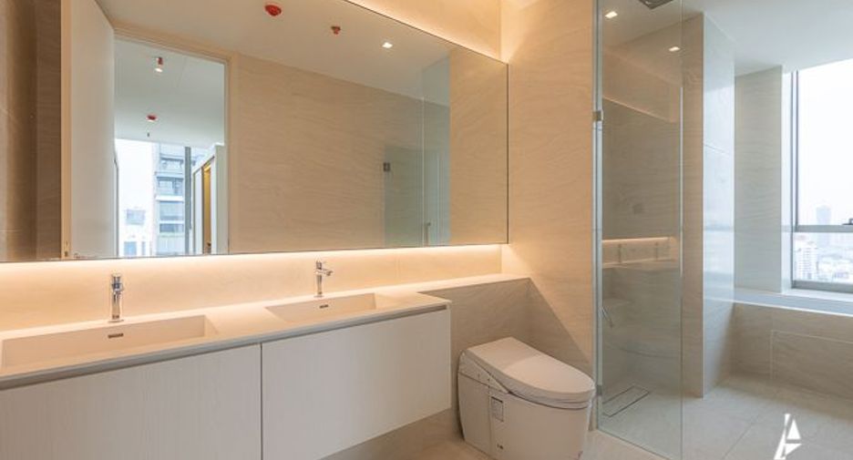 For sale 3 ベッドルーム condo in Khlong Toei, Bangkok