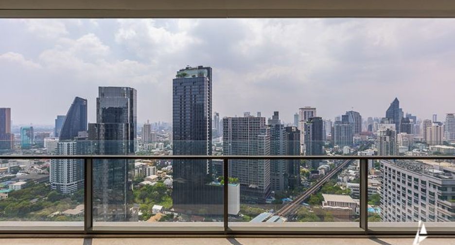 For sale 3 ベッドルーム condo in Khlong Toei, Bangkok