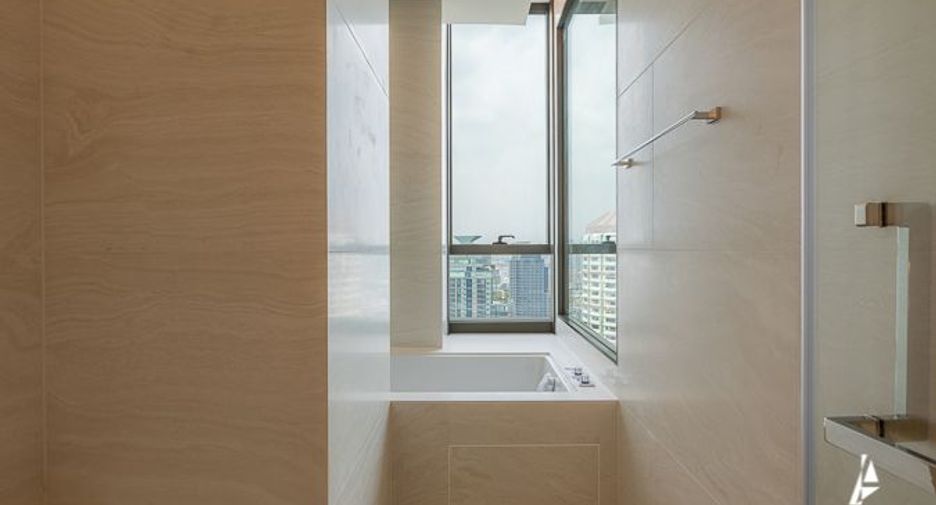 For sale 3 ベッドルーム condo in Khlong Toei, Bangkok