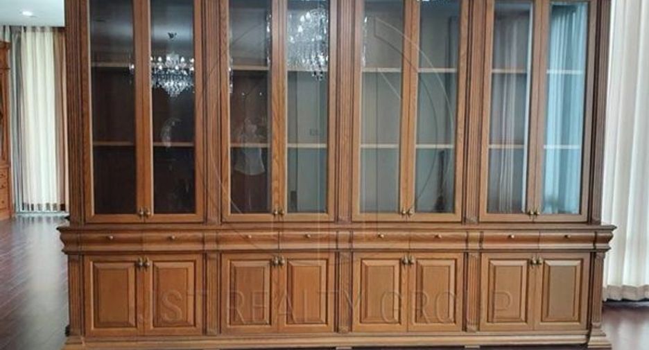 For rent 3 bedrooms condo in Pathum Wan, Bangkok