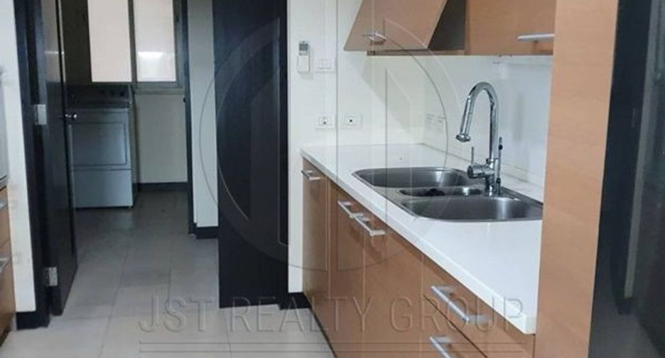 For rent 3 bedrooms condo in Pathum Wan, Bangkok