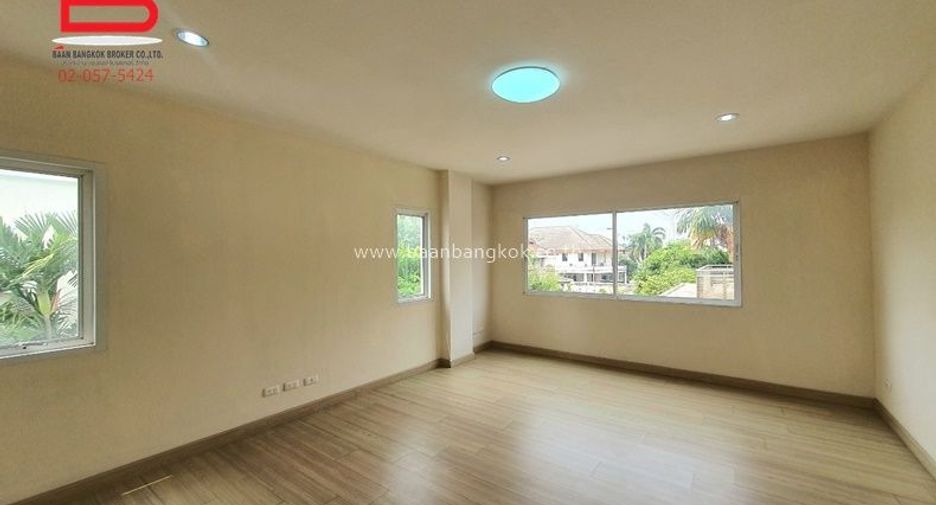 For sale 3 bedrooms townhouse in Wang Thonglang, Bangkok