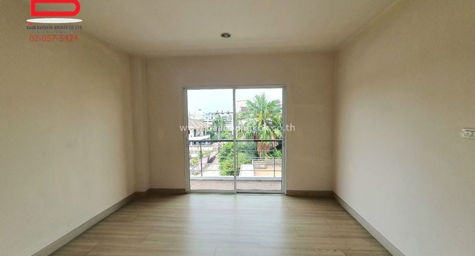 For sale 3 bedrooms townhouse in Wang Thonglang, Bangkok