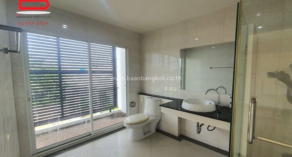 For sale 3 bedrooms townhouse in Wang Thonglang, Bangkok