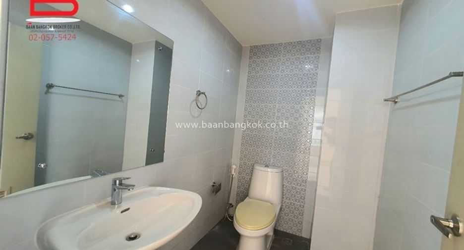 For sale 3 bedrooms townhouse in Wang Thonglang, Bangkok