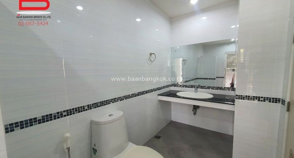 For sale 3 bedrooms townhouse in Wang Thonglang, Bangkok