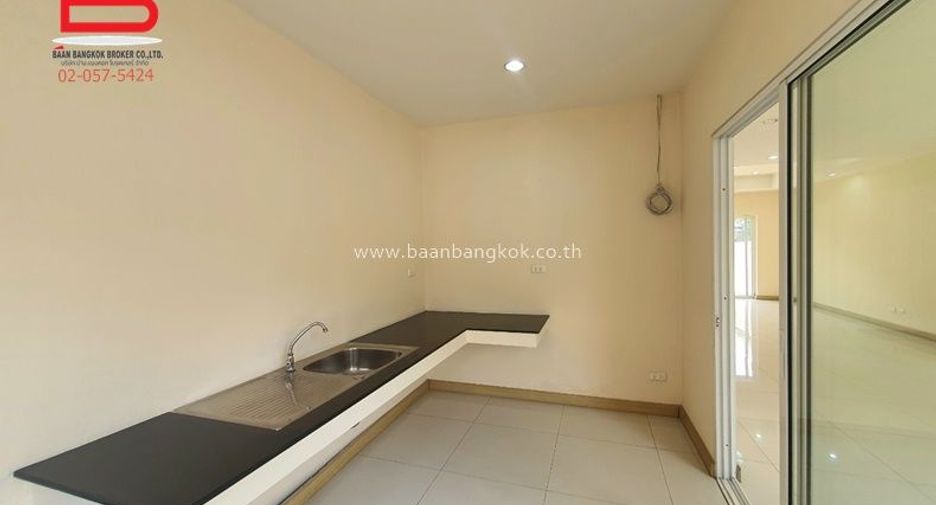 For sale 3 bedrooms townhouse in Wang Thonglang, Bangkok