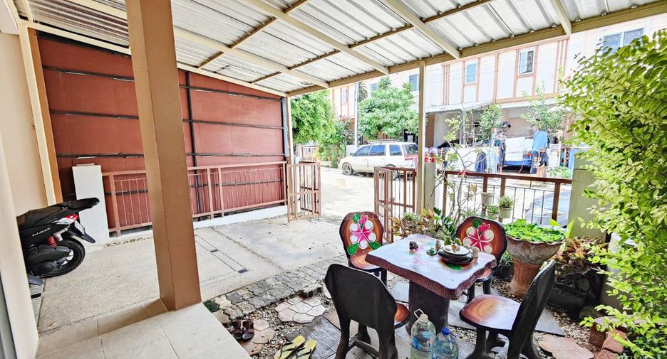 For sale 4 bed townhouse in Mueang Samut Sakhon, Samut Sakhon