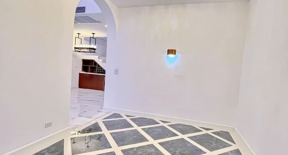 For rent and for sale 5 bedrooms house in Mueang Nonthaburi, Nonthaburi