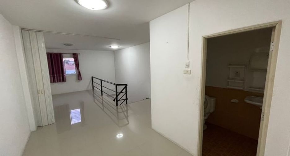 For sale 2 bedrooms retail Space in Si Racha, Chonburi