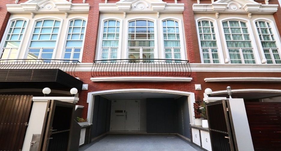 For rent 4 bed townhouse in Sathon, Bangkok