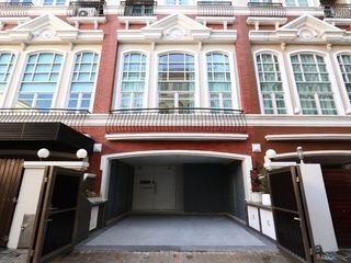 For rent 4 bedrooms townhouse in Sathon, Bangkok