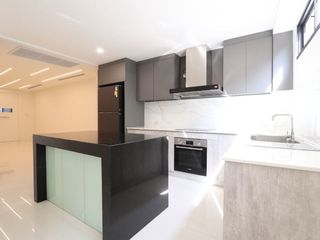 For rent 4 bedrooms townhouse in Sathon, Bangkok