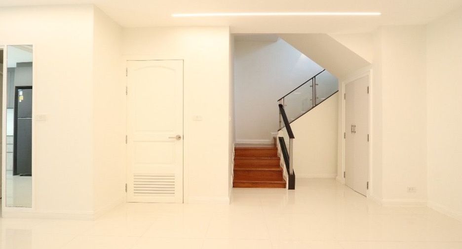 For rent 4 Beds townhouse in Sathon, Bangkok
