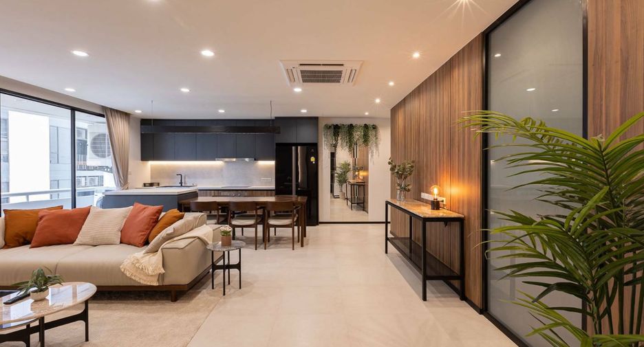 For rent 3 bedrooms condo in Khlong Toei, Bangkok