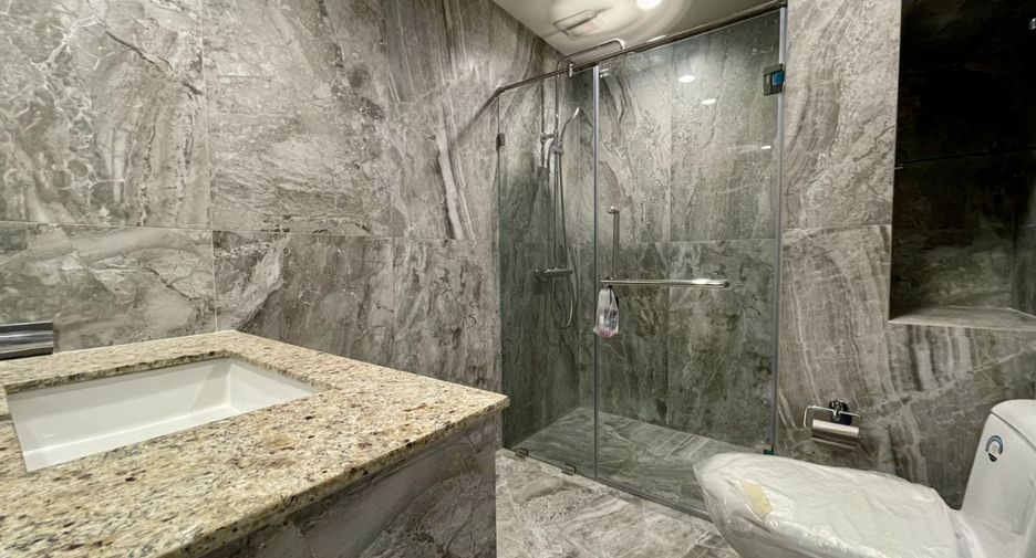 For rent 3 bedrooms condo in Khlong Toei, Bangkok