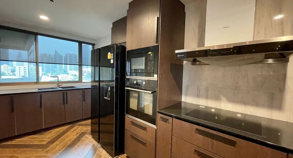 For rent 3 bedrooms condo in Khlong Toei, Bangkok