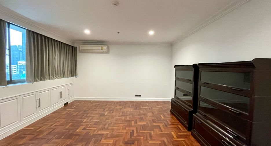 For rent 3 bedrooms condo in Khlong Toei, Bangkok
