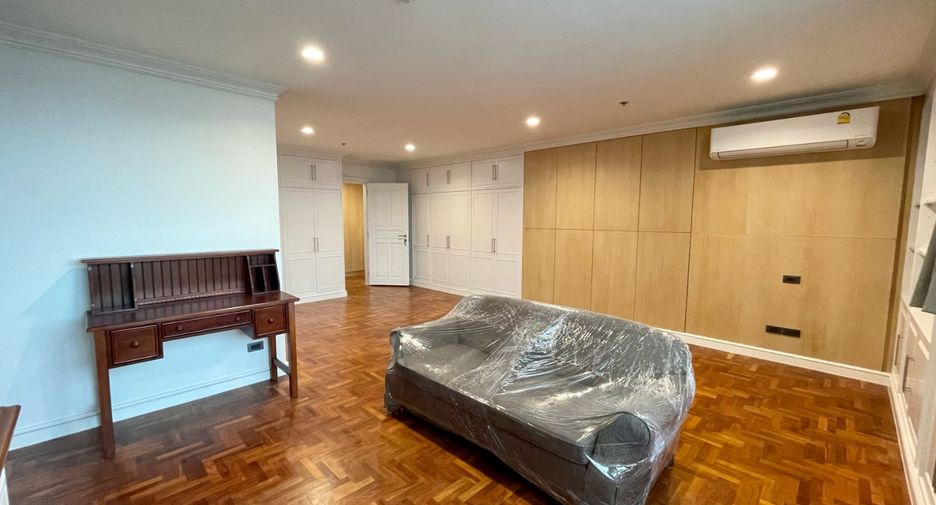 For rent 3 bedrooms condo in Khlong Toei, Bangkok