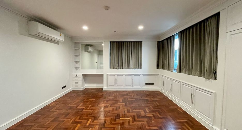 For rent 3 bedrooms condo in Khlong Toei, Bangkok