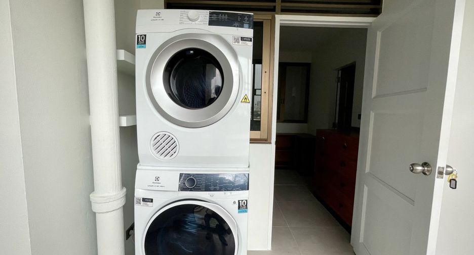 For rent 3 bedrooms condo in Khlong Toei, Bangkok