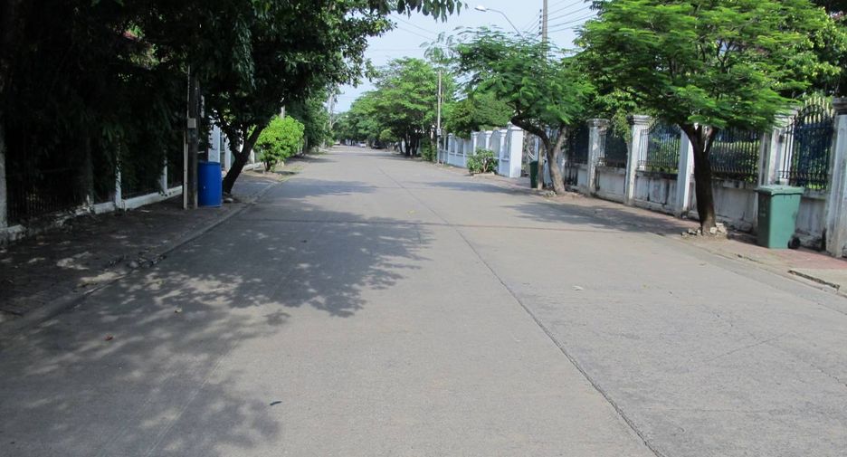 For sale 5 bedrooms house in Mueang Samut Prakan, Samut Prakan