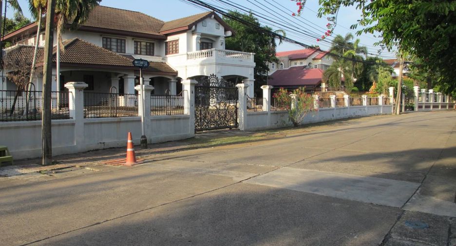 For sale 5 Beds house in Mueang Samut Prakan, Samut Prakan