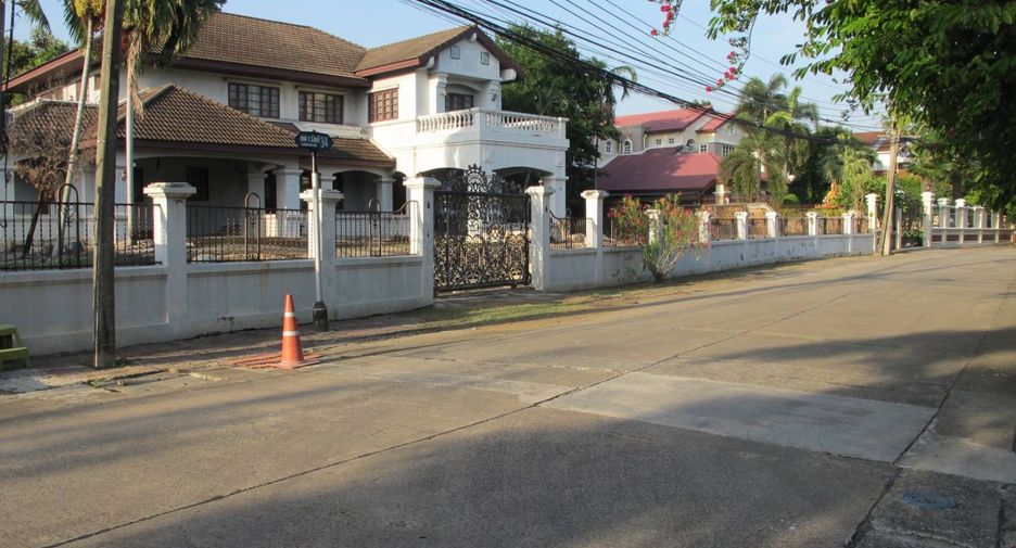 For sale 5 bedrooms house in Mueang Samut Prakan, Samut Prakan