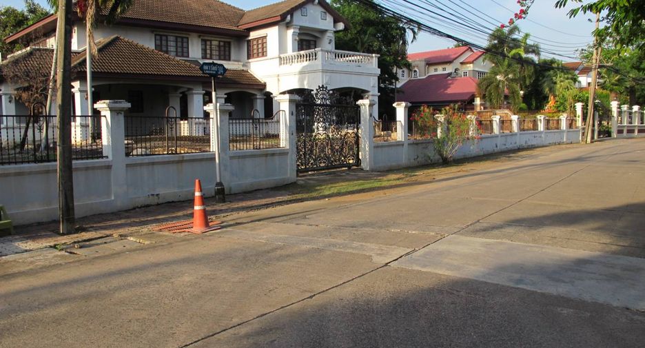For sale 5 bedrooms house in Mueang Samut Prakan, Samut Prakan