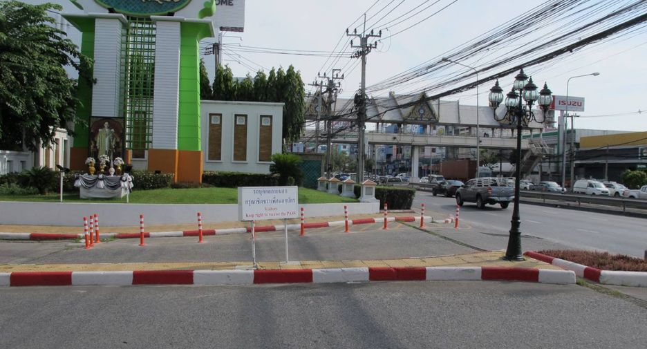 For sale 5 bedrooms house in Mueang Samut Prakan, Samut Prakan